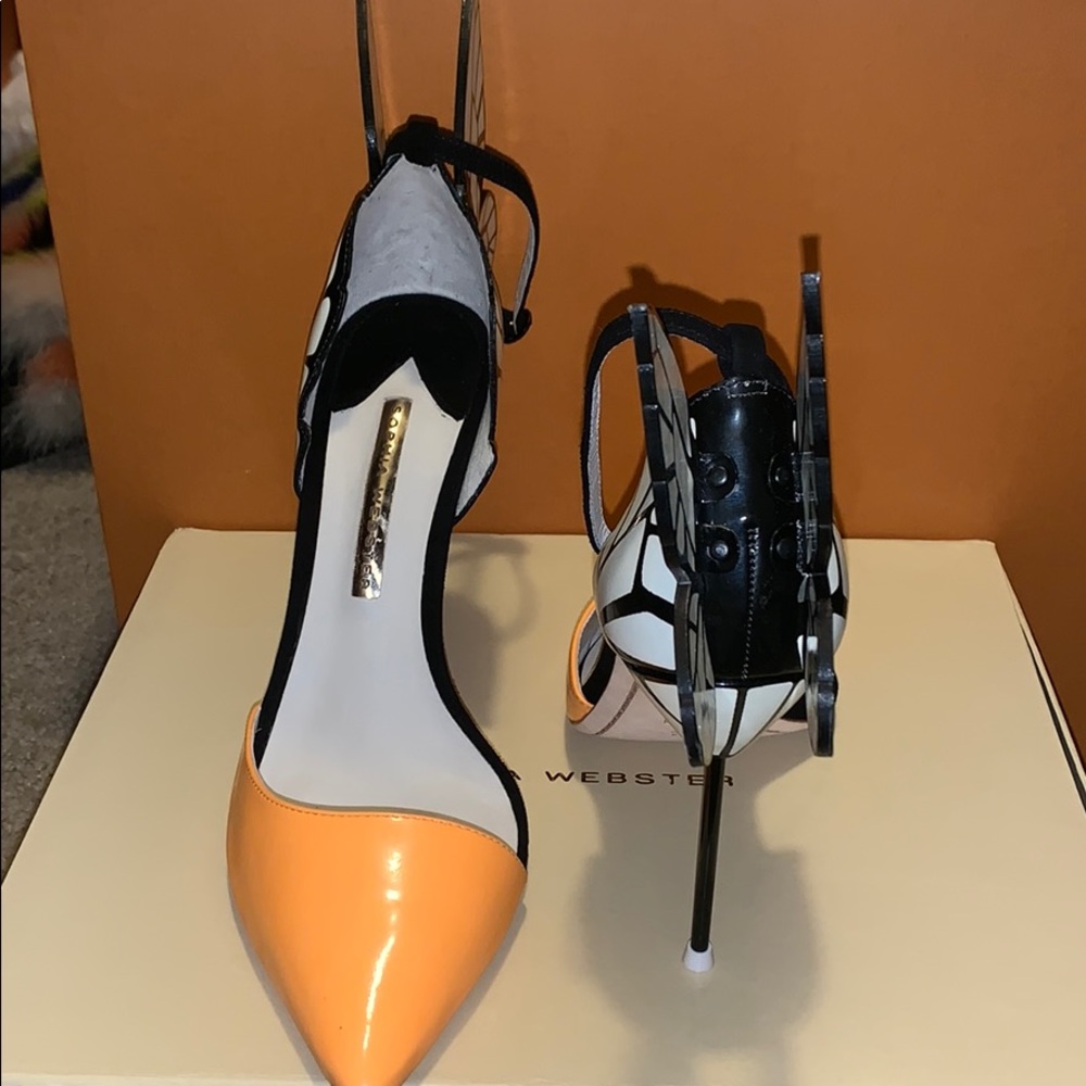 BLACK/ORANGE PUMPS WITH BUTTERFLIES